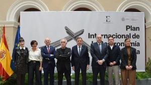 El ministro de Agricultura, Luis Planas (en el centro), durante la presentación del Plan Internacional de la Gastronomía Española, con algunos de los ponentes que han participado en su elaboración.