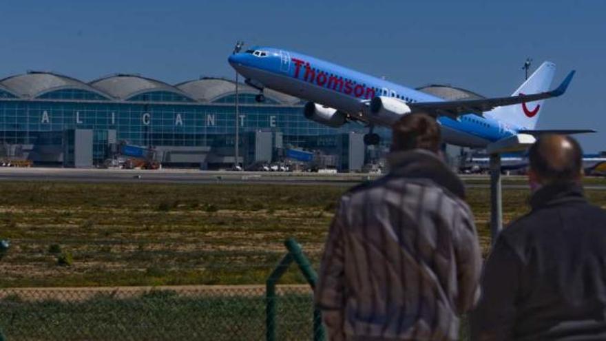 La nueva terminal del aeropuerto de El Altet, con el nombre de Alicante rotulado en la cristalera, en una imagen tomada ayer.