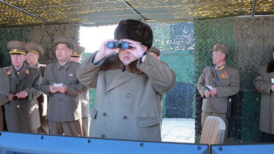 Kim Jong-un observa un lanzamiento de misiles.