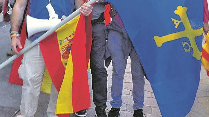 Polémica por la presencia de la bandera de Asturias en la manifestación del Valle de los Caídos