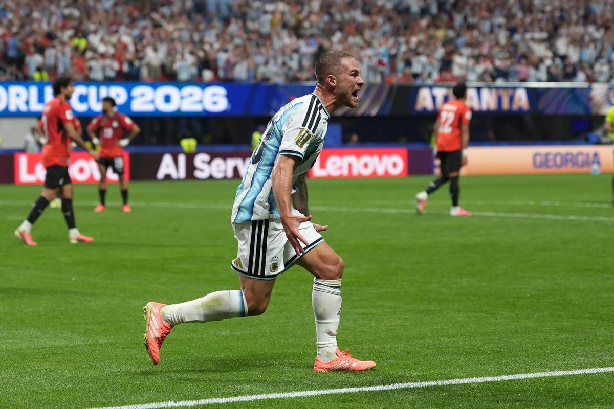 Messi escribe otra página inolvidable para que Argentina sobreviva ante Egipto