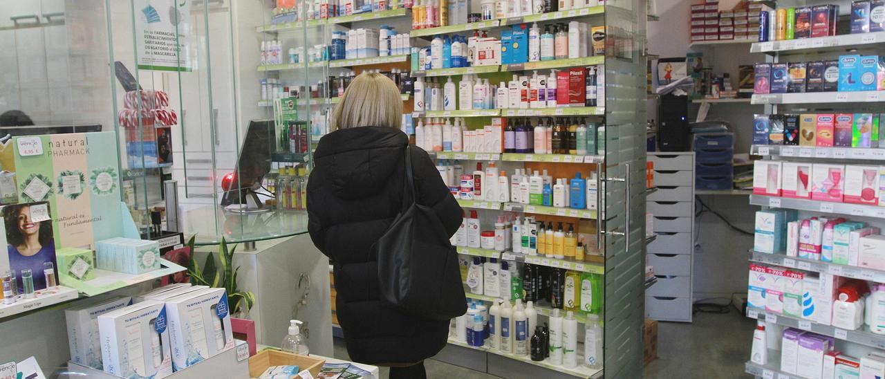 Una mujer en una farmacia.