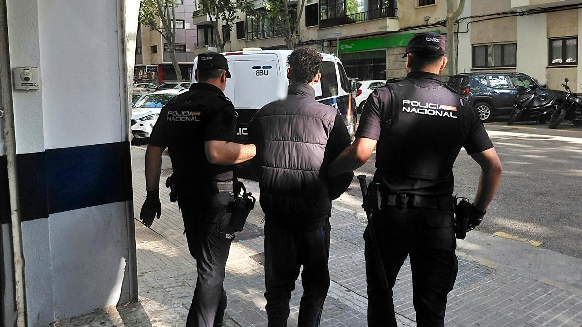 Policías custodian al detenido por el violento asalto en el Paseo Sagrera.