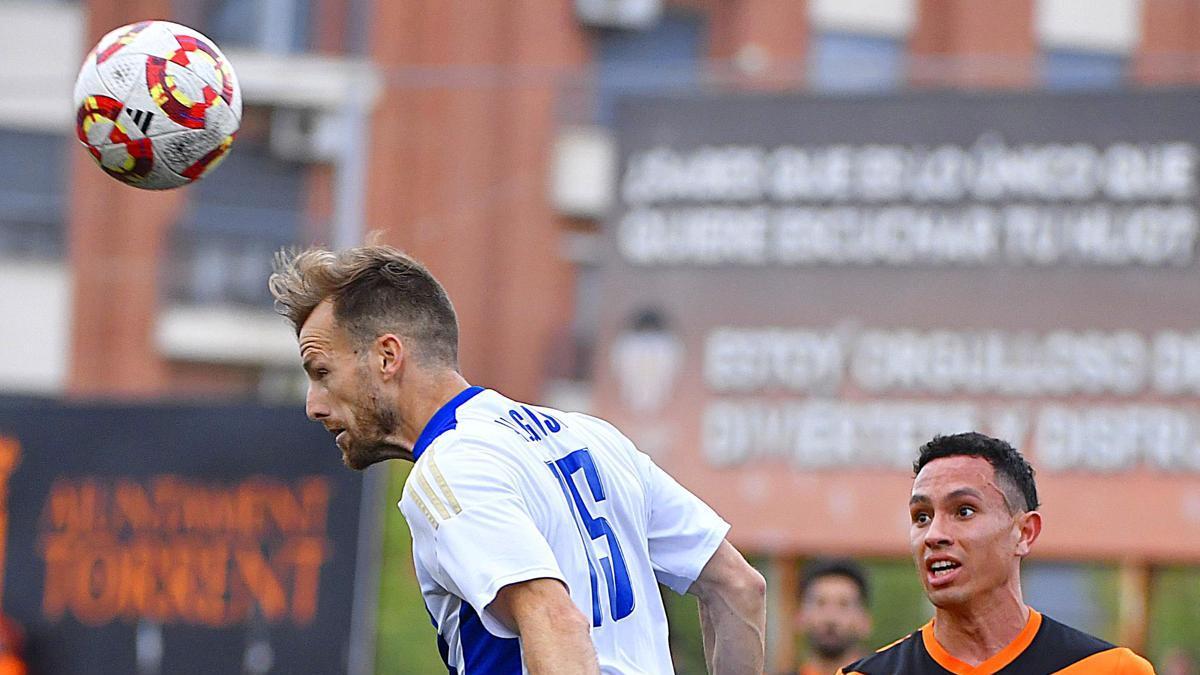 Una jugada del partido de La Unión ante el Torrent