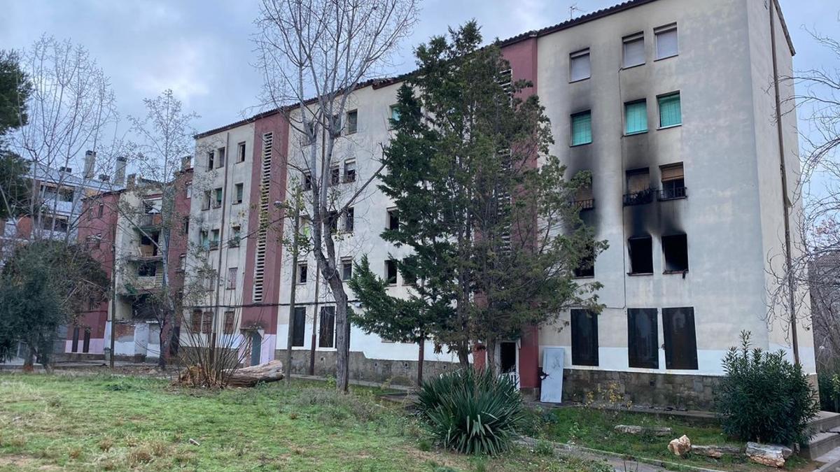 Edificio de Sabadell afectado por las llamas.