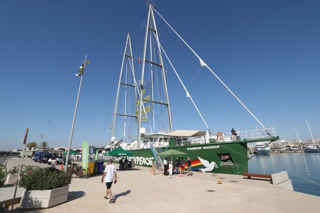 El Rainbow Warrior, buque de Greenpeace, abre sus puertas en València