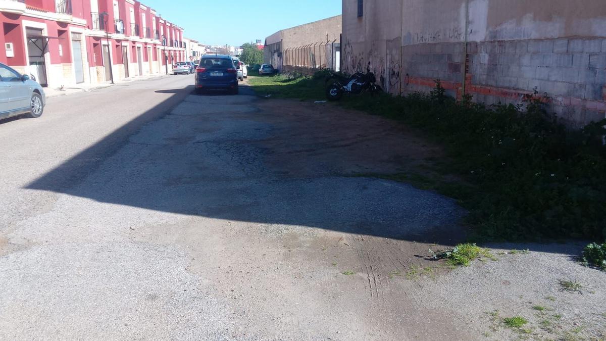 Vecinos de calle Bahamas reclaman soluciones por el estado del asfalto