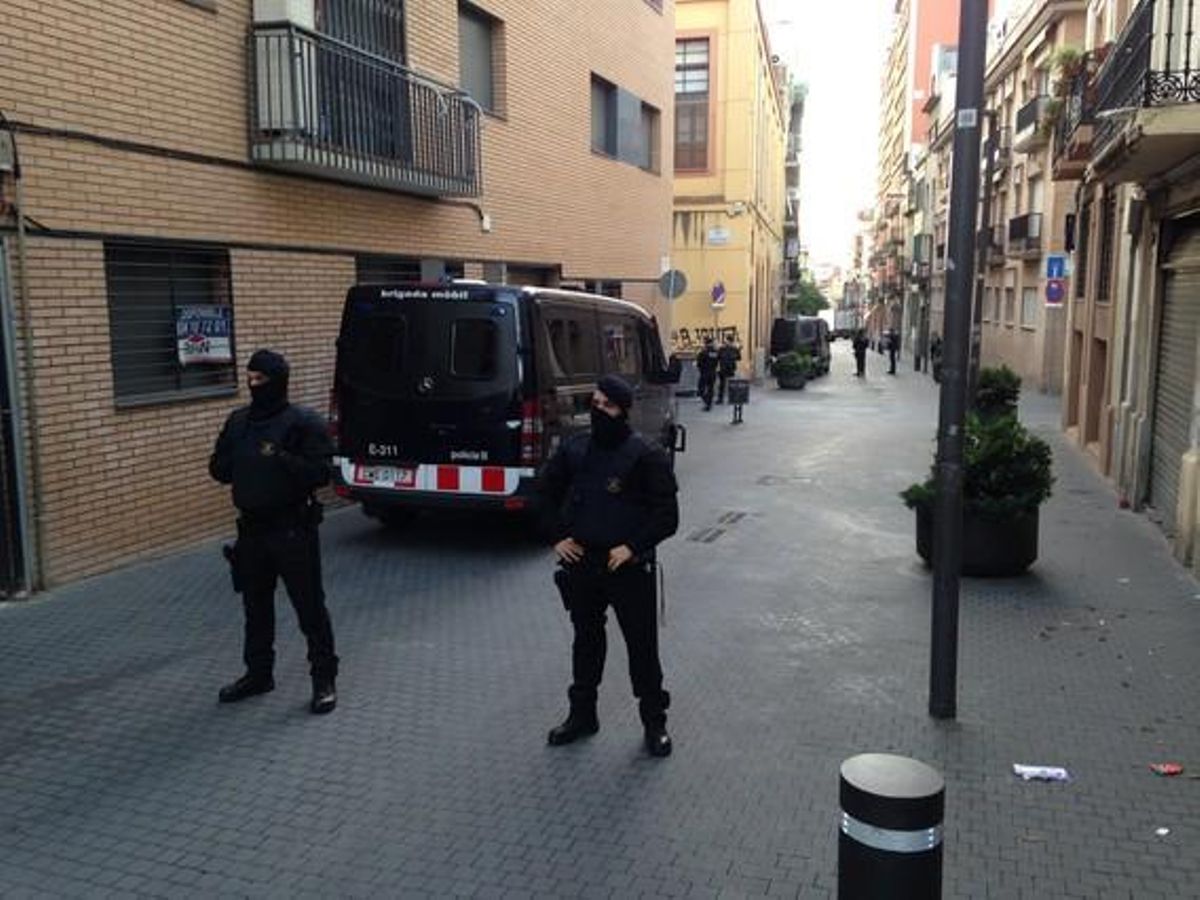 Agents dels Mossos, davant la seu de l’Ateneu Llibertari de Sants, al carrer Maria Victòria de Barcelona, aquest dimecres.