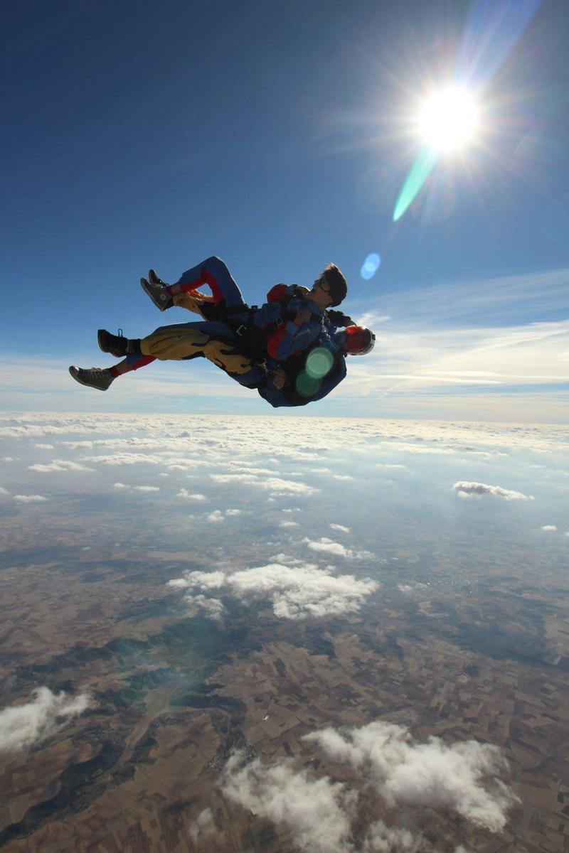 Clara Ruiz, salto en paracaídas gracias a Benefit