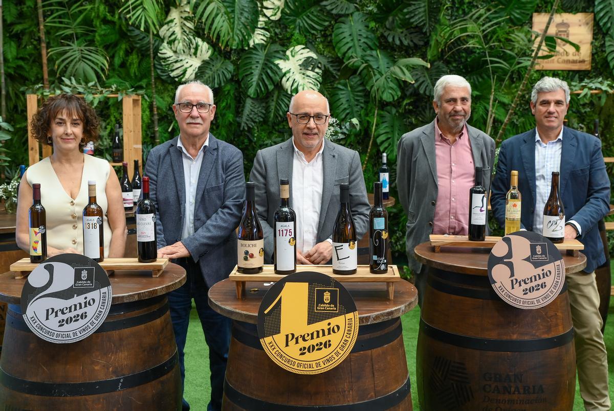 La enóloga del Cabildo de Gran Canaria, Rosa Hernández; el consejero de Sector Primario, Miguel Hidalgo; el presidente de la Institución Insular, Antonio Morales, el presidente del Denominación de Origen de Gran Canaria, Pedro Suárez, y el director insular de Agricultura, Ganadería y Pesca, Alejandro Baez.