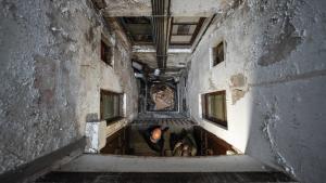 El patio de luz de la finca ocupada en el pasaje Alió, en Barcelona.