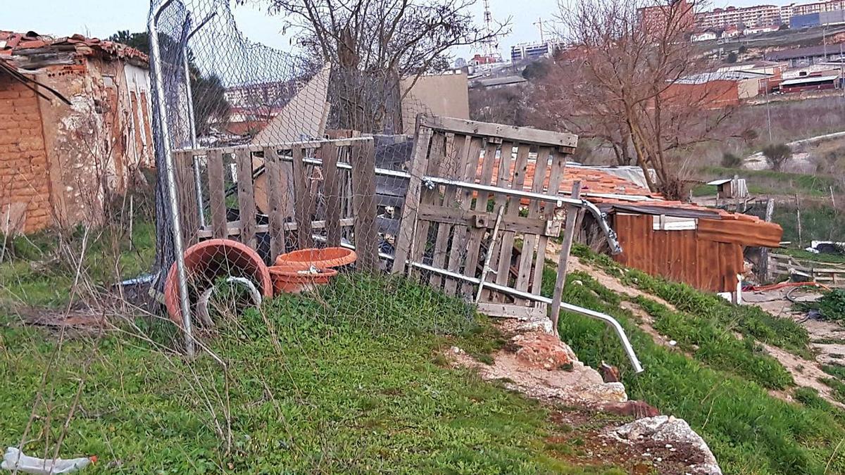 Estado de las viejas construcciones, rodeadas de basuras. | Cedida