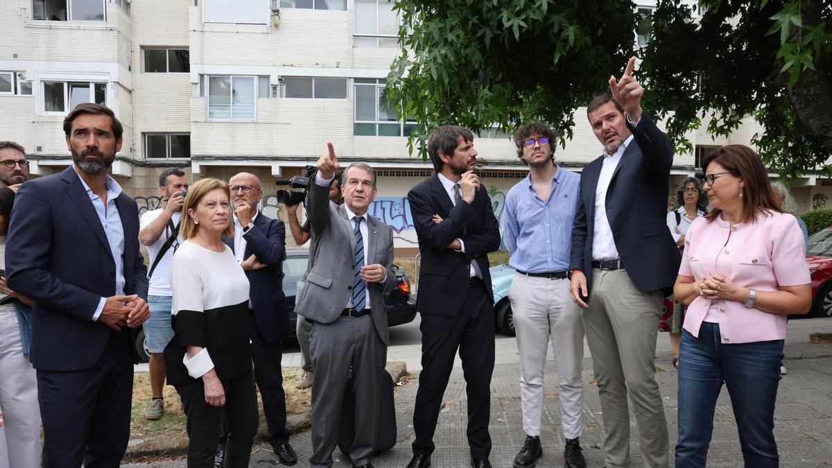 Abel Caballero, Ernest Urtasun y José López Campos, en la visita a la parcela el año pasado.