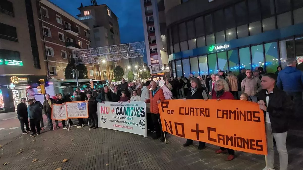 VÍDEO: Concentración vecinos zona oeste contra el tráfico de camiones