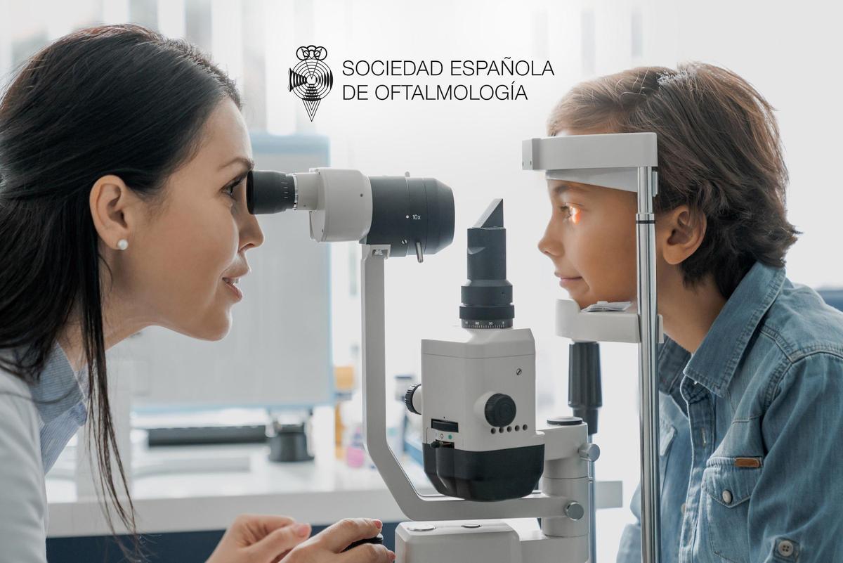 Una oftalmóloga con un joven paciente