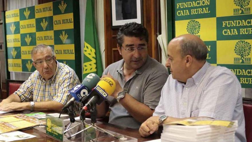 Carlos Pedrero, Rafael Caballero (alcalde de San Vitero) y Feliciano Ferrero, de Caja Rural.