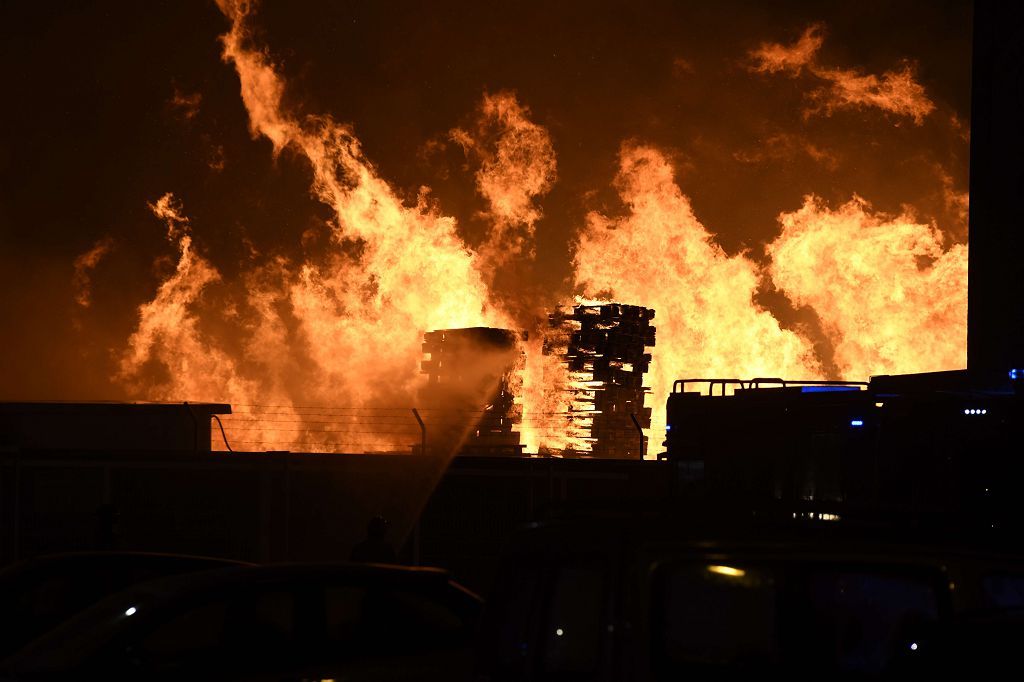Estas son las imágenes que el aparatoso incendio de Puente Tocinos ha dejado este sábado