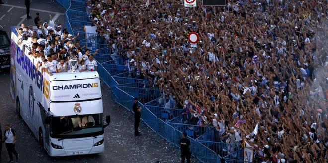 El Madrid rep un bany de multituds per celebrar la 15a