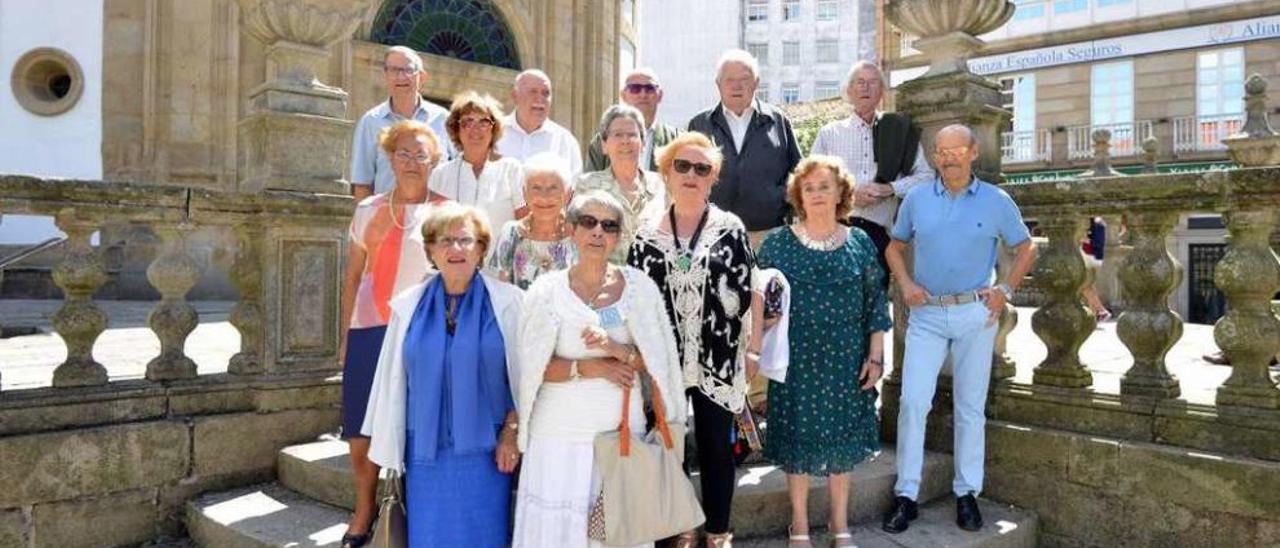 Los exalumnos minervistas posan ante el Santuario de la Virgen Peregrina. // Gustavo Santos