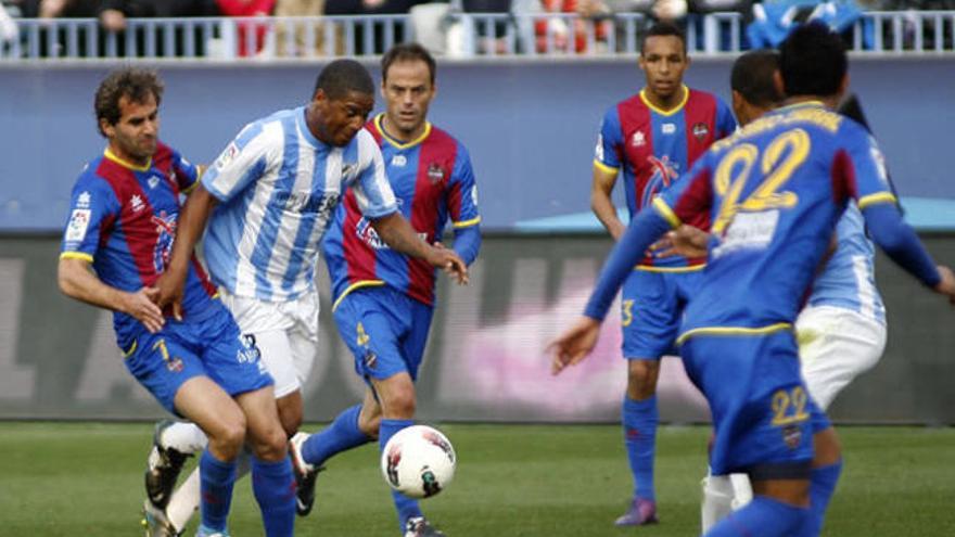 Eliseu trata de abrirse paso entre varios jugadores del Levante.