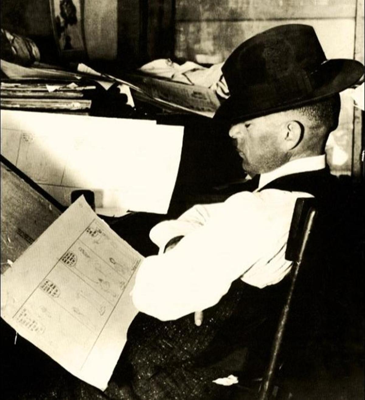 George Herriman, dormitando ante su tablero de dibujo, en 1916.