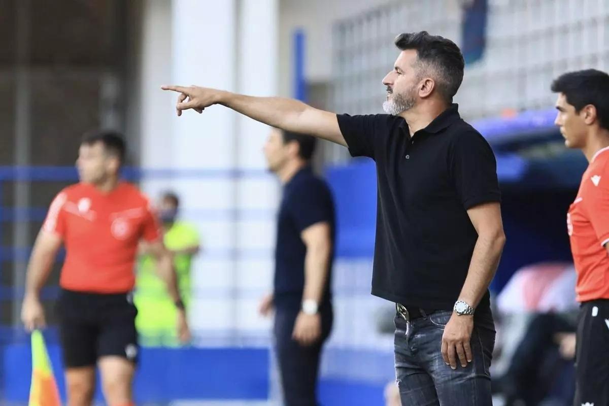 Iván Ania da instrucciones en el encuentro ante el Éibar.
