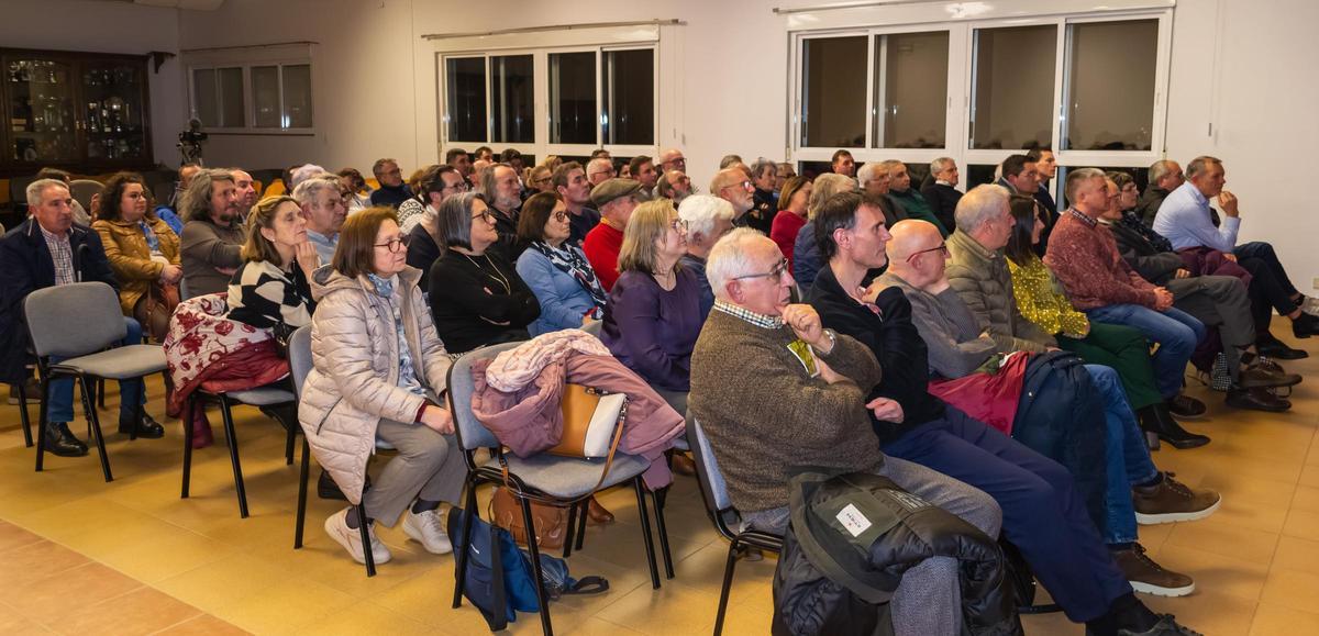Asistentes ao acto de presentación do libro en Baio.