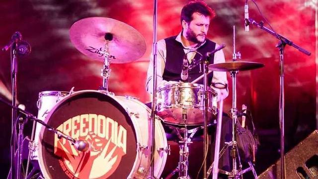 El batería de Freedonia, Israel Checa, durante un concierto.