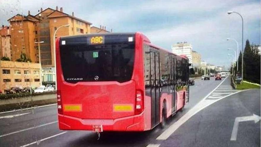 Uno de los buses Mercedes Citaro C2, en Alfonso Molina. la opinión