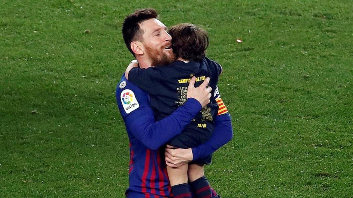 Leo Messi se abraza a su hijo Mateo durante la celebración de LaLiga