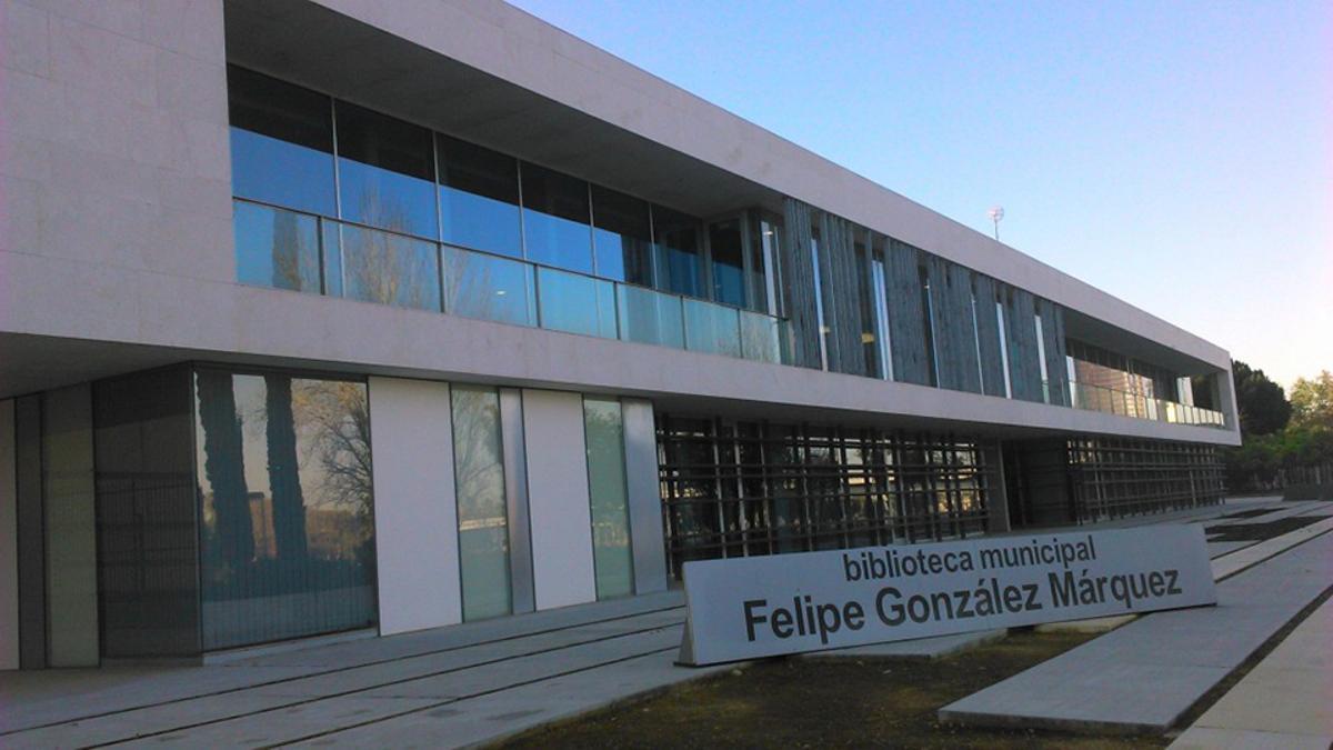 Biblioteca Felipe González, una de las 14 que forman parte de la Red Municpal de Bibliotecas de Sevilla