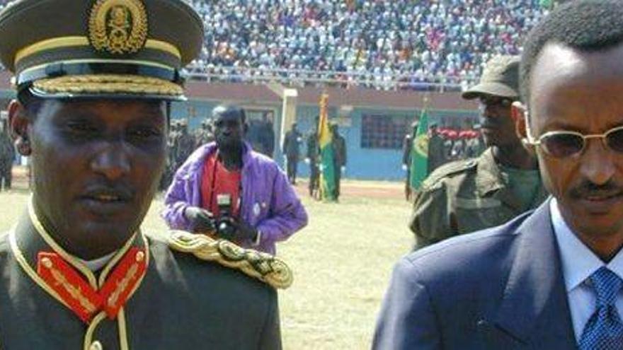 Imatge del general Kayumba Nyamwasa amb el president de Ruanda, Paul Kagame