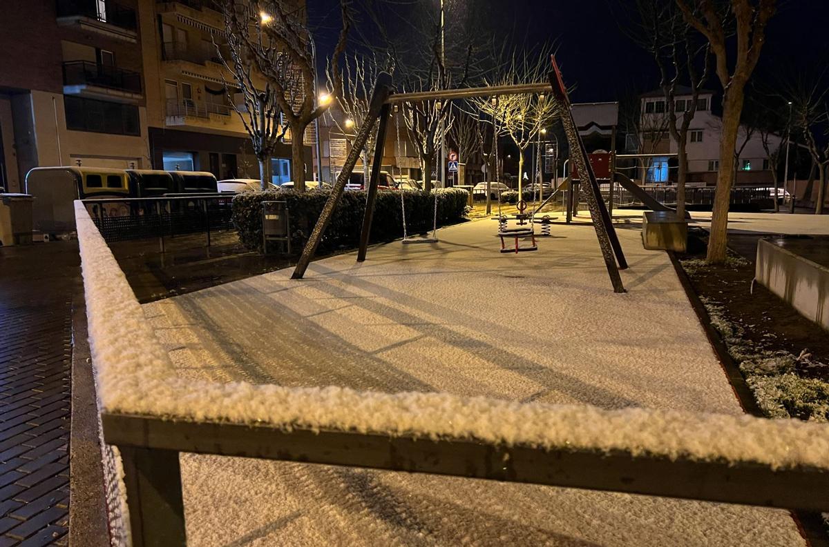 Un parc infantil nevat a Balaguer.