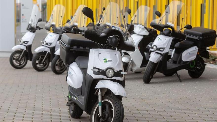 Zaragoza usa motos eléctricas para la lectura de contadores