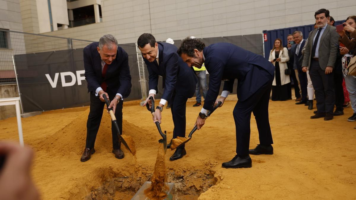 El alcalde de Sevilla, el presidente de la Junta y el CEO de Scalpers, en el acto de la primera piedra de la nueva sede de la firma sevillana.