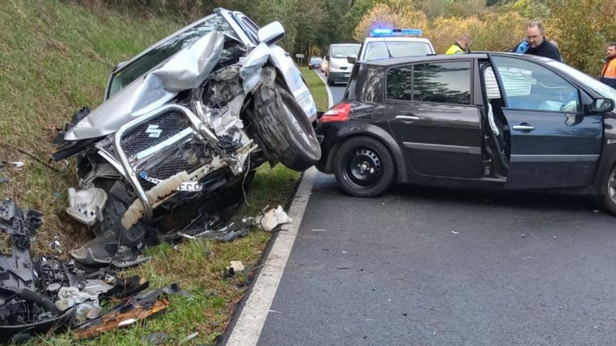 Coches siniestrados, ayer, en
 Toiriz.   | // PROTECCIÓN CIVIL DE CRUCES