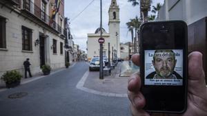 Imagen en un ’smartphone’ de Miguel Ricart, el asesino de las niñas de Alcàsser, en la plaza del ayuntamiento de la localidad valenciana.  