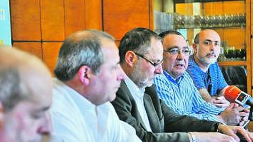 Luis María García -en el centro- y Arsenio Suárez -a su derecha-, junto a miembros de la nueva junta directiva de Mejoras del Valle.