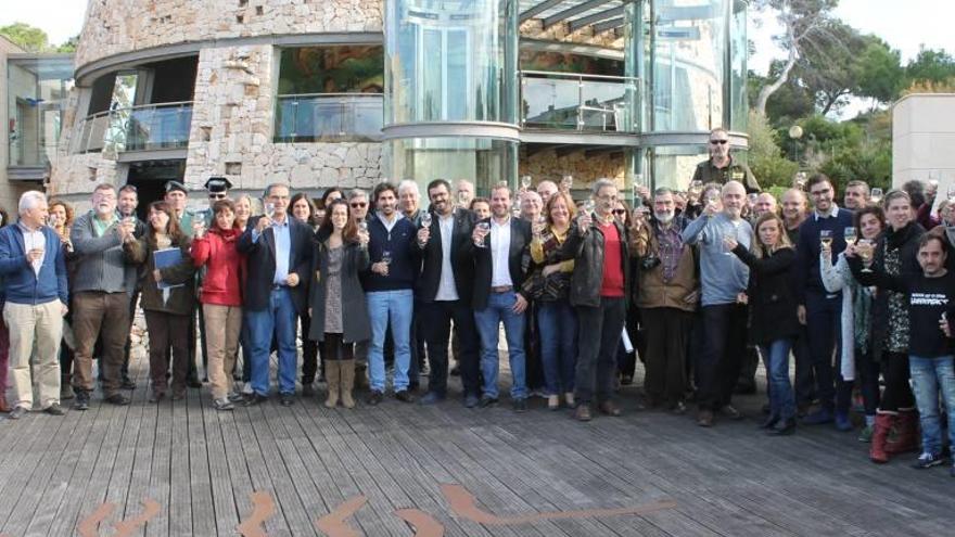 Foto de familia frente al Centro de Interpretación.