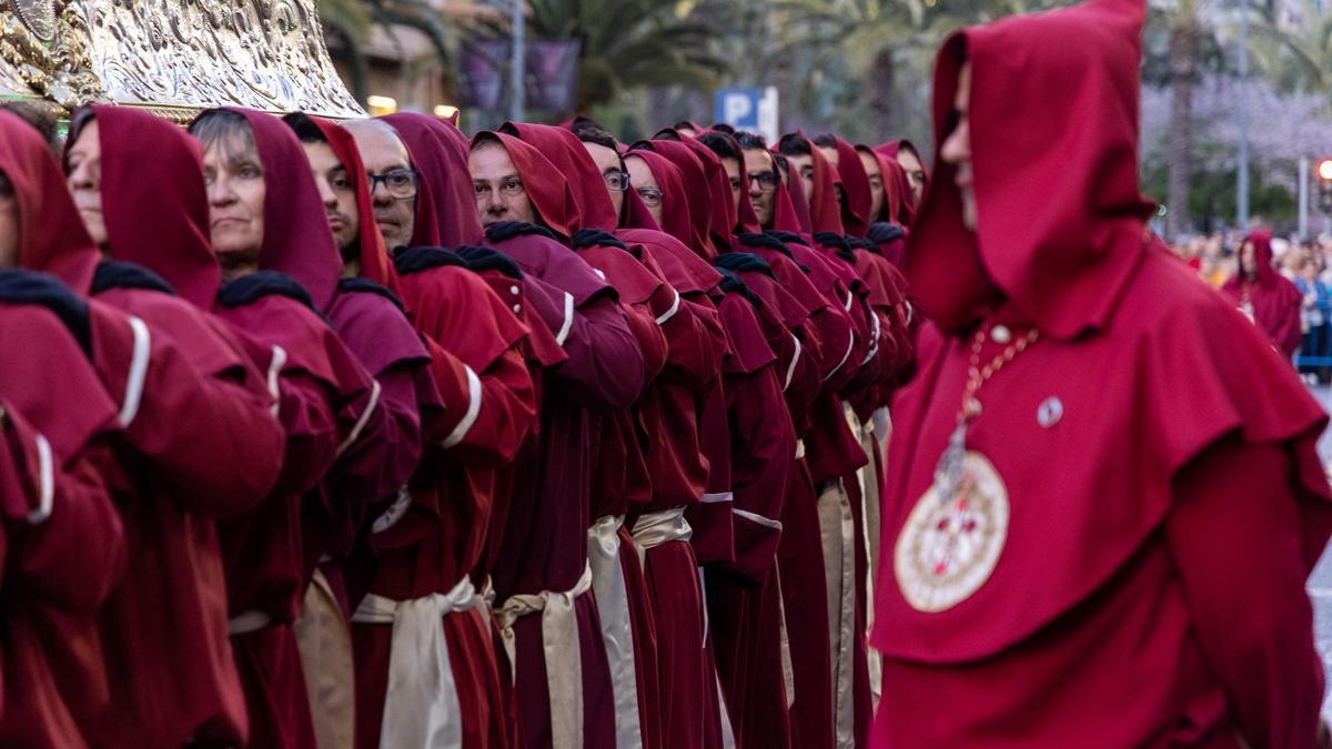 Costaleros de la Santa Cena, durante la procesión del Jueves Santo de 2023.