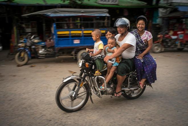 Una familia motorizada en la localidad de Bhamo
