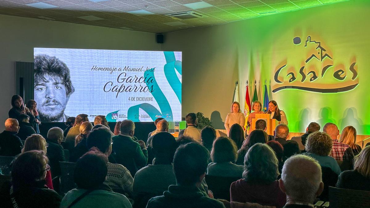 Las hermanas de García Caparrós, durante el homenaje de este jueves en Casares