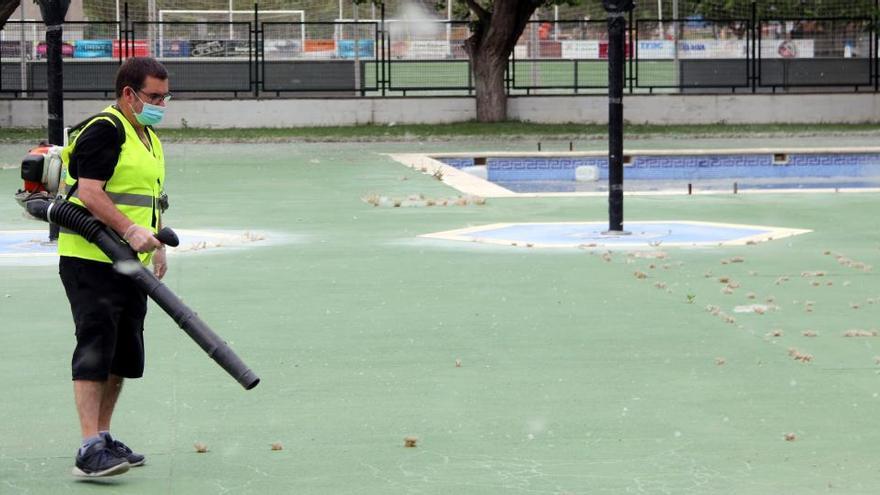 Un operari fent neteja a l&#039;entorn de les piscines de Sant Joan de Vilatorrada