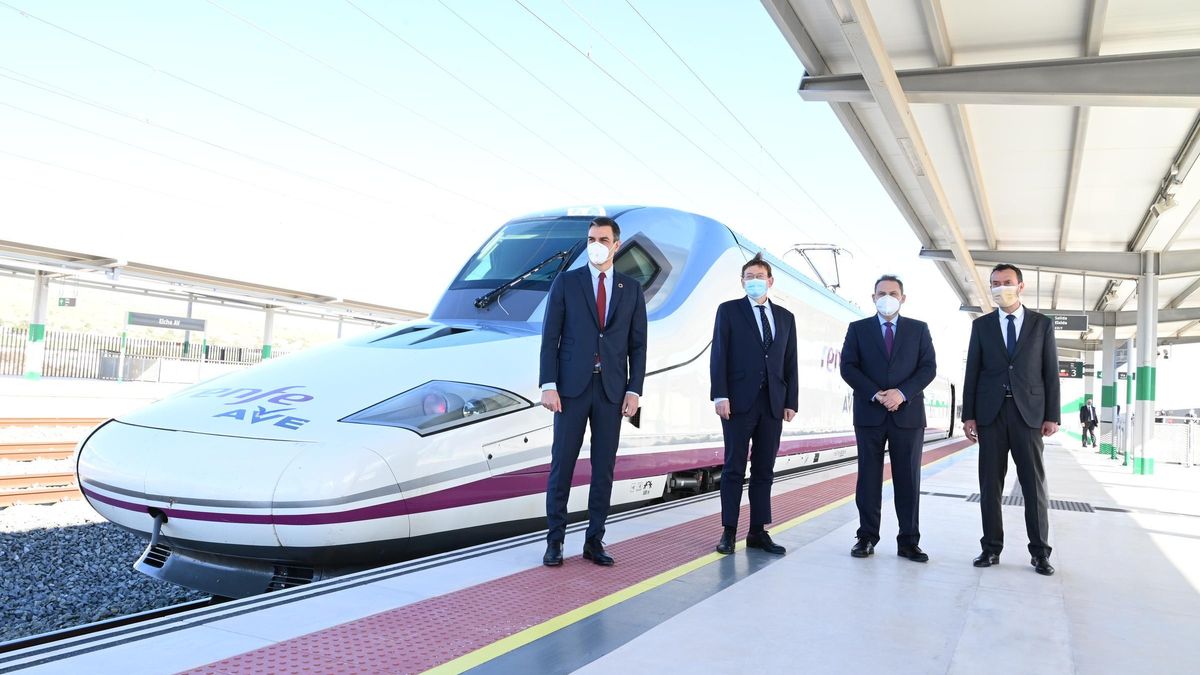 Sánchez, Puig, Ábalos and González, today at the AVE station in Elche Sánchez, Puig, Ábalos and González, today at the AVE station in Elche