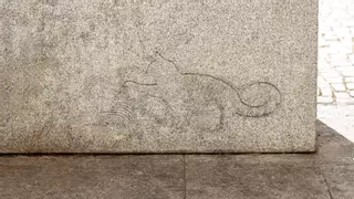 El misterio de los dibujos ocultos en el suelo de Madrid: sólo el Ayuntamiento sabe qué significan, pero es secreto