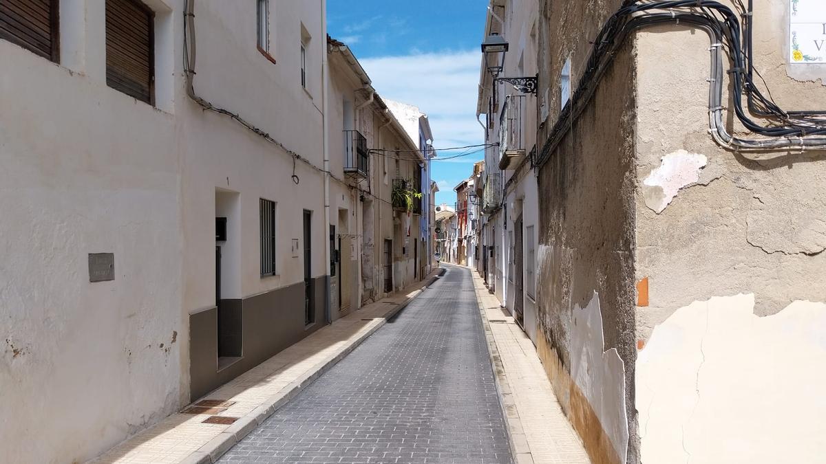 Casas en fase de degradación en una calle de Palma de Gandia.