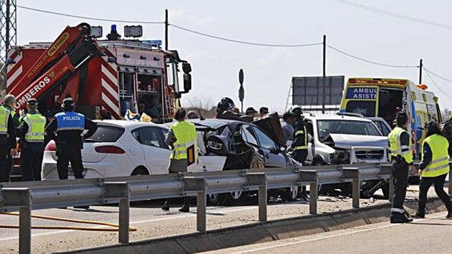 Aparatoso y grave accidente en la carretera de Los Llanos, que deja dos muertos.