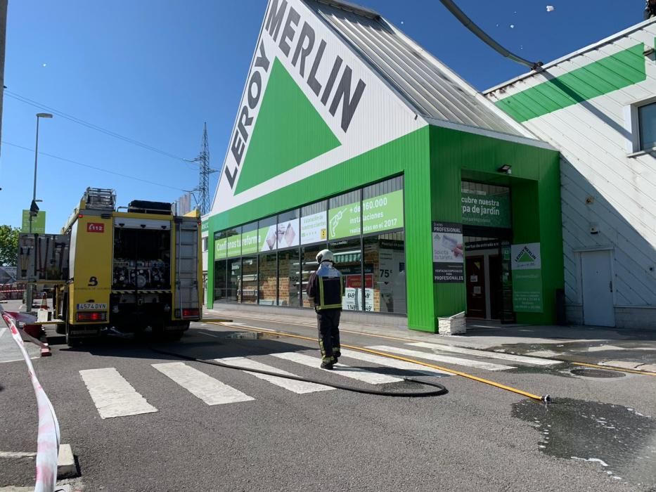 Desalojan un centro comercial por un incendio