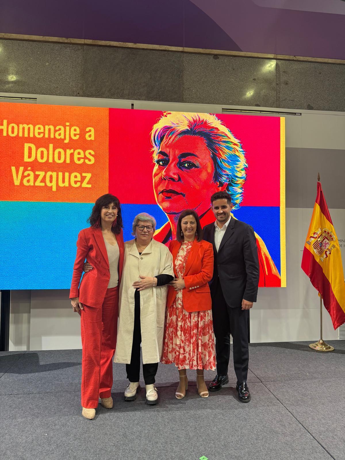 De izq. a dcha., Ana Redondo, Dolores Vázquez, María Barral y Andrés Hermida tras la entrega de la medalla de igualdad.
