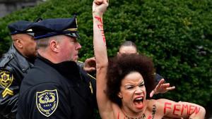 Una mujer protesta en la entrada del juicio a Bill Cosby.